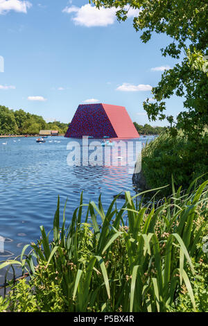 Londra Mastaba scultura temporanea da Christo & Jeanne Claude sulla serpentina Foto Stock