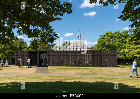 Le gallerie a serpentina 2018 Pavilion da architetto messicana Frida Escobedo Foto Stock