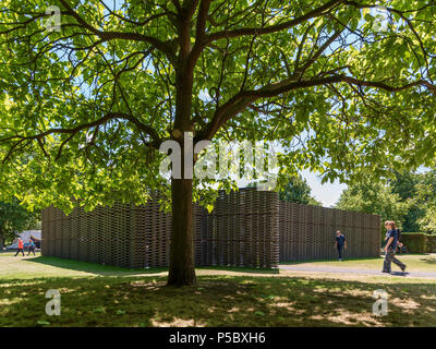 Le gallerie a serpentina 2018 Pavilion da architetto messicana Frida Escobedo Foto Stock