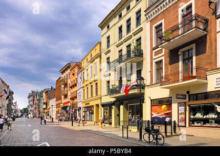 Torun, Kujavian-Pomeranian / Polonia - 2018/06/10: Quartiere storico della citta' vecchia di Torun - Chelminska street con i tradizionali tenements Foto Stock