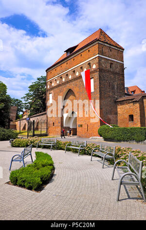 Torun, Kujavian-Pomeranian / Polonia - 2018/06/10: storica Temple Gate della citta' vecchia di Torun gotiche mura di difesa dal fiume Vistola Foto Stock