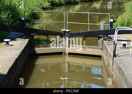 Un blocco del canale sul Wey e Arun canal in Inghilterra in estate Foto Stock