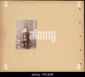 N/A. Inglese: BPLDC N°: 08 04 000465 Titolo pagina: danubiano contadina in abito tradizionale raccolta: Tupper fotodiari Collezione Album: Volume 4: Austria. Chiamata n.: 4098B.104 v4 (p. 19) creatore: Tupper, William Vaughn Genere: fotodiari; albume stampe misura: 1 stampa fotografica montata su pagina : albume ; pagina 33 x 39 cm. Descrizione: Scrapbook pagina contiene una fotografia che mostra un contadino danubiano vestito in costumi tradizionali. Indossa uno scialle sul suo capo e detiene un Stein. Trascrizione: danubiano contadini. Note: pagina descrizione fornita da cataloger, derivata da didascalie e Foto Stock