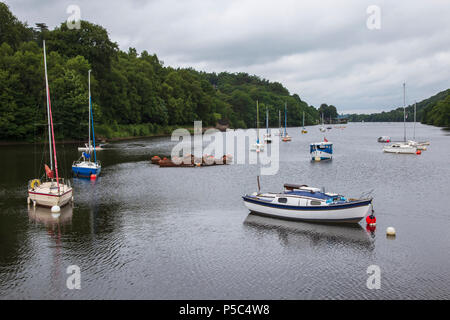 Barche ormeggiate sul Lago di Rudyard in Staffordshire su un noioso giorno di giugno Foto Stock