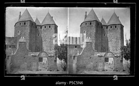 Français : Carcassonne. Porte Narbonnaise, avec H. Filhol et Soubeyran . Français : Cité de Carcassonne (Aude). 1er septembre 1862. Vue d'ensemble de la Porte Narbonnaise de la Cité. Au premier plan au rez de chaussée vue de face, de gauche à droite passaggio, arco, petite tour, sculture ; au secondo piano en hauteur tours jumelles, cône, fenêtres, cheminées. . Adottate il 1 settembre 1862. N/A 270 Carcassonne. Porte Narbonnaise, avec H. Filhol et Soubeyran (1862) - 51FI178 - Fonds Trutat Foto Stock