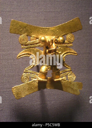 N/A. Eagle figura pendente, Costa Rica Costa sud, Diquis cultura, 700-1500 annuncio, oro, raccolta precolombiana in Worcester Art Museum di Worcester, Massachusetts, STATI UNITI D'AMERICA. Il museo permette la fotografia e non limitare l'utilizzo di fotografie. Oggetto creato 700-1500 AD; fotografia scattata il 28 aprile 2010.. Artigiani sconosciuto; ho preso questa fotografia. 490 Eagle figura pendente, Costa Rica Costa sud, Diquis cultura, 700-1500 annuncio, oro, raccolta precolombiana, Worcester Art Museum - IMG 7654 Foto Stock