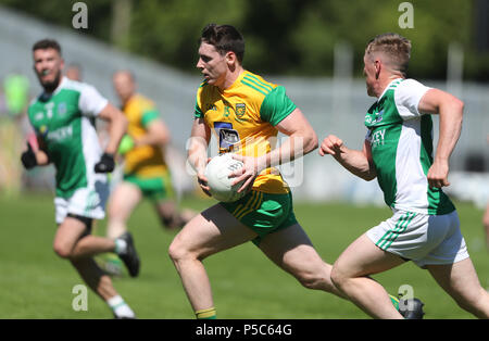Jamie Brennan di Donegal in palla durante la finale dell'Ulster GAA in Clones, Co Monaghan, Irlanda. Foto Stock