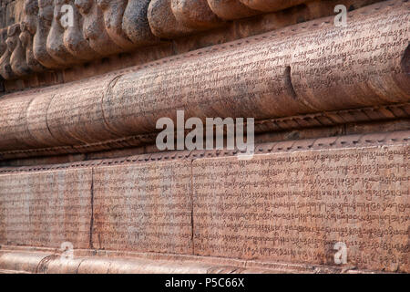 Iscrizioni scolpite in Chola Grantha script e lettere Tamil. Tempio Brihadishvara, Thanjavur, Tamil Nadu, India Foto Stock