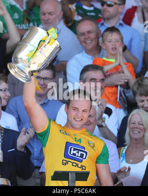 Donegal capitano Michael Murphy solleva la Anglo-Celt coppa dopo aver sconfitto Fermanagh nell'GAA Ulster finale di cloni, Co Monaghan, Irlanda. Foto Stock