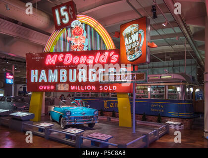 DEARBORN, MI/STATI UNITI D'America - 16 giugno 2018: UN 1956 Chevrolet BelAir auto e McDonalds, A&W radice birra, il castello bianco e Lamy's Diner insegne al neon presso la Henry Ford. Foto Stock