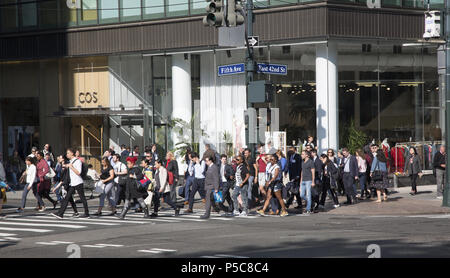 Il crosswalk alla Quinta Avenue e la 42th Street è sempre affollato di midtown Manhattan, a New York City. Foto Stock