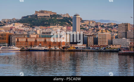 Dal porto di Napoli all'alba vista dal mare Foto Stock