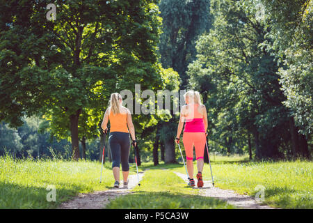 Madre e figlia facendo Nordic Walking Foto Stock