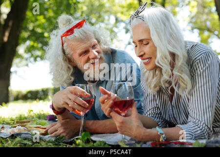Positivo bella donna con in mano un bicchiere di vino Foto Stock