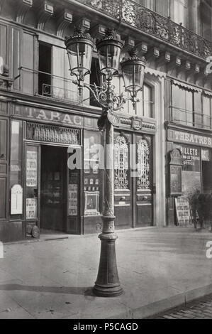 Ave de l'Opera - bouquet à 3 rami avec iscrizione des nos des Maisons. n. 6. Inglese: Oudry lampada stile post con un cluster di 3 spie sul bordo del sentiero, negozi in background. 1878. N/A 326 Charles Marville, Avenue de l'Opera, 1878 Foto Stock