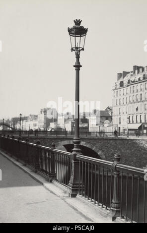 Canal Saint Martin. no.30. Inglese: ringhiera in ferro recinzione che corre lungo il bordo della strada lungo il canale e oltre il ponte in background. Globo singolo con ferro lampione montato come parte del post sulla ringhiera. 1878. N/A 326 Charles Marville, Canal Saint Martin, 1878 Foto Stock