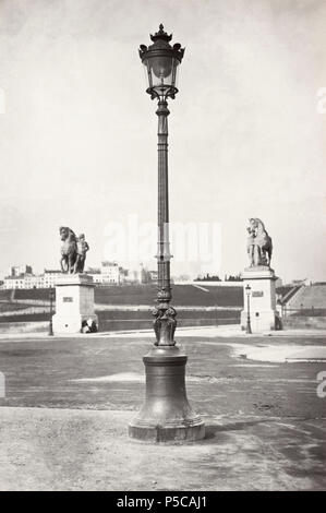 Champ de Mars. n. 18. Inglese: lampada posta incorniciata da due stile classico e statue di uomo e cavallo del Pont d'Iéna e ampio prato spazio in background. Français : Lampadaire sur la rive gauche de la Seine à Paris à l'extrémité nord du Champ-de-Mars. Au secondo piano, le pont d'Iéna de 14 mètres de grande (il sieri élargi à 35 mètres en 1935). De chaque côté de l'entrée du pont, deux sculture de cavalier debout à côté de leur monture. La statua de gauche représente onu Gaulois, scuplté par Auguste Préault. Celle di Bulgheria de droite, Onu Romain par Louis-Joseph Daumas. En arrière-piano, la colline de Chail Foto Stock