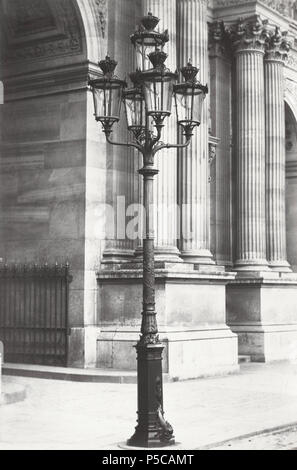 Museo del Louvre, Place du giostra). n. 56. Inglese: ferro battuto lampada supporto post 5 lampade, sul percorso. 1878. N/A 327 Charles Marville, Louvre, Place du giostra, 1878 Foto Stock