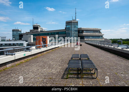 Vista dell'edificio del terminal piattaforma di osservazione presso l'aeroporto di Tegel a Berlino, Germania Foto Stock