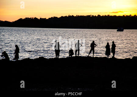 Tramonto con persone sagome a Chidiya Tapu, Port Blair, Andaman e Nicobar, India Foto Stock
