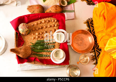 Elementi richiesti per il matrimonio indiano rituali, Pune, Maharashtra, India Foto Stock