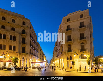 Vista notturna di vecchio stile coloniale edifici restaurati in Place d'Etoile centro cittadino di Beirut, Libano Foto Stock