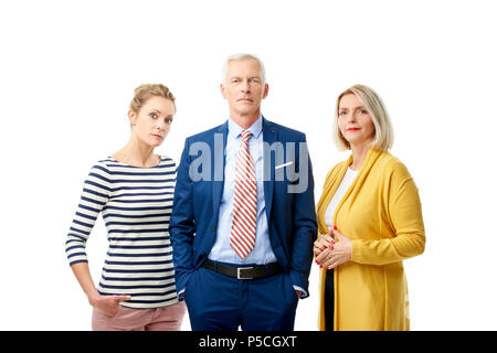 Un gruppo di persone di affari permanente al isolato sullo sfondo bianco. Executive managing director imprenditore in piedi insieme con imprenditrici. Foto Stock