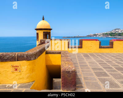 Vista del vecchio castello di Fortaleza de Sao Tiago a Funchal, Madeira, Portogallo Foto Stock