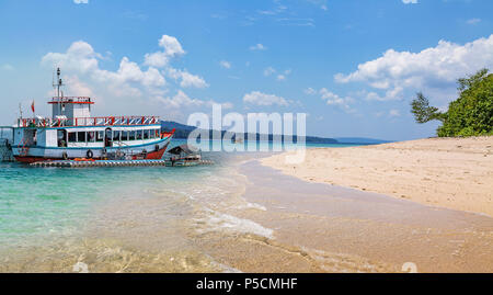 Turista nave ormeggiata presso la North Bay island riva del mare di Andaman, India. Foto Stock