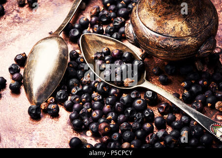 Pila di estratto secco di bacche di ginepro preparato per la guarigione di tè e gli estratti Foto Stock