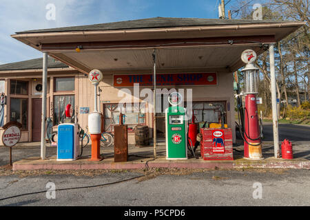 Broadway, Virginia, Stati Uniti d'America - 13 Aprile 2018: vecchia stazione di gas Foto Stock