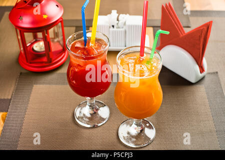 Rinfrescante per due bevande con ghiaccio, sul tavolo nel ristorante Foto Stock