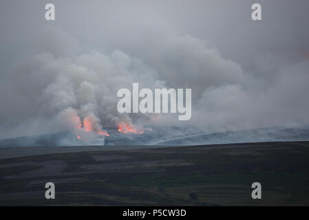 Saddleworth moorland fire da Glossop Foto Stock