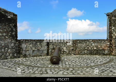 Rimane il francese della Citadelle la ferriere costruita sulla sommità di un mountainnear Milot città in Haiti. Cannone di rotazione per la difesa del porto in C Foto Stock