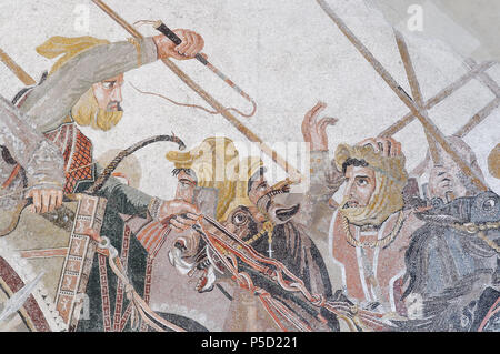 Inglese: cosiddetto Alexander mosaico Italiano: Cosidetta Mosaico di Alessandro . Inglese: Dario' conducente monta i suoi cavalli e l'esercito persiano ritiri, dettaglio di una rappresentazione della battaglia di Issos. Pavimento a mosaico, copia romana dopo un originale ellenistico da Philoxenos di Eretria. Français : Le cocher de Dario III fouette ses chevaux, l'Armée perse bay en retraite, détail d'une représentation de la Bataille d'Issos. Mosaïque de marciapiede romaine. Mosaïque de sol, copie romaine d'après onu hellénistique originale de Philoxénos d'Érétrie. Italiano: la Battaglia di Isso tra Alessandro Magno e Dar Foto Stock