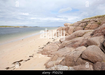 Un canale di acqua scorre tra il Donegal costa a Bunbeg e l isola di Inishinny Foto Stock