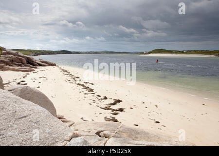 Un canale di acqua scorre tra il Donegal costa a Bunbeg e l isola di Inishinny Foto Stock