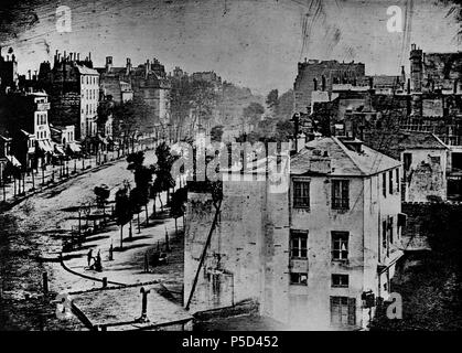 N/A. Inglese: questo è 'Boulevard du Temple' sempre prima la fotografia di una persona. La foto è stata scattata da Louis Daguerre a fine 1838 o inizio 1839 a Parigi. Si tratta di una strada molto trafficata, ma perché il tempo di esposizione è stato per dieci minuti e il traffico della città era in movimento troppo di apparire. L'eccezione è un uomo in un angolo in basso a sinistra, che stava ancora ottenere i suoi stivali lucidati abbastanza a lungo da mostrare. Türkçe: Boulevard du Temple adl bu çalma, bir insana ait bilinen ilk fotoraftr. Louis Daguerre tarafndan 1838 sonu ya da 1839 banda di Parigi çekilmitir te. Konu kalabalk bir caddedir ancak pozlama süresi 10 dak Foto Stock