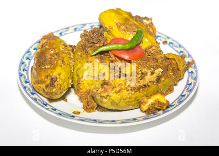 Cibo indiano piccante preparato con sottolineato il gourd ripiene di pesce conosciuto popolarmente come il Potol dorma. Un tradizionale Bengali cucina Indiana. Foto Stock