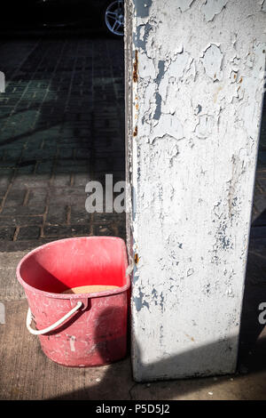 Canister può botte bollitore secchio pot,stazione di benzina fire benna Foto Stock