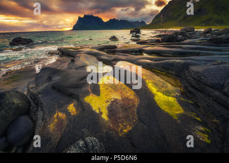 Tramonto sulla spiaggia di Uttakleiv sulle isole Lofoten in Norvegia Foto Stock