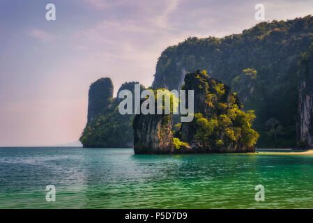 Costa con enormi scogliere sul Koh Hong Island in Thailandia Foto Stock