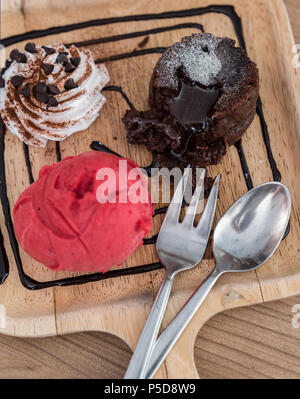 Cioccolato torta di lava con gelato e salsa al cioccolato Foto Stock