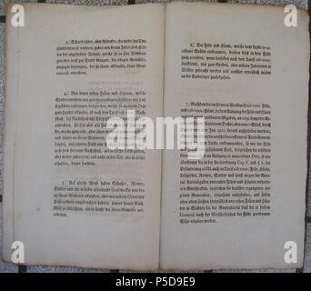 N/A. Preisedikt für Felle von 1801 Deutsch: Seite 3 3.) Scharfrichter, oder Abdecker, die unter der Consumtionsaccise wohnen, geben von denen Fellen und Häuten des abgedeckten Viehes, welche sie in ihren Wohnungen oder sonst zur Stadt bringen, die obigen Accissätze, wogegen diejenigen, die sie ihnen abkaufen, keine Generalaccise entrichten. 4.) von denen rohen Fellen und Häuten, Stadteinwohner welche aus andern accisbaren Städten mit einbringen Passirzeddeln, desgleichen welche sie un ihrem Orte zum Handel erkaufen, ist nach dem Tarif sub voce: Nachschuß, der Nachschuß mit Drey Pfennigen vom T Foto Stock