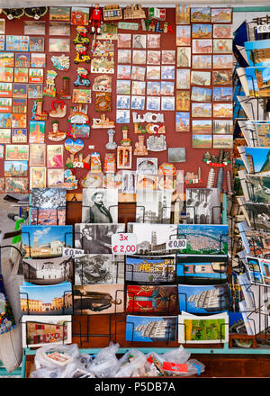 LUCCA, Italia - 31 Maggio 2018: Street stallo con magneti per il frigo souvenir e cartoline per la vendita Foto Stock