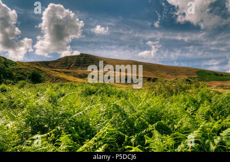Un paesaggio di Mam Tor (shivering montagna) Situato vicino a Castlefield, Derbyshire Foto Stock