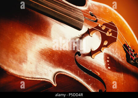 Dettagli di un vecchio polveroso violoncello, closeup vista sulle stringhe e corpo. Foto Stock