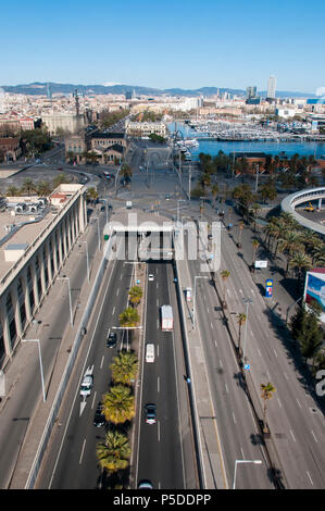 Una vista dalla funivia di Barcellona, guardando verso il basso sulla strada Foto Stock