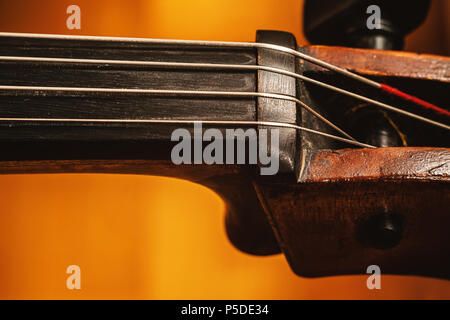 Dettagli di un vecchio polveroso violoncello, closeup vista sulle stringhe e corpo. Foto Stock