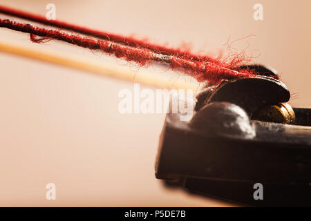 Dettagli di un vecchio polveroso violoncello, closeup vista sulle stringhe e corpo. Foto Stock